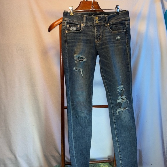 American Eagle Outfitters Women's super stretch Distressed Skinny Jeans size 2. - Picture 1 of 16